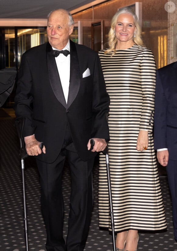 Heureusement, Harald de Norvège a été soutenu par sa belle-fille, elle aussi récemment malade. 
Le roi Harald de Norvège et La princesse Mette Marit de Norvège - La famille royale de Norvège au dîner en l'honneur du prix Nobel de la paix Narges Mohammadi au Grand Hotel à Oslo le 10 décembre 2023. 