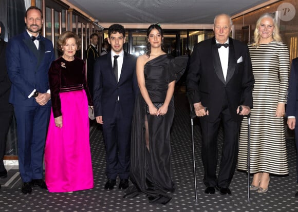 Le prince Haakon de Norvège, la reine Sonja, les enfants de Narges Mohammadi, le roi Harald et La princesse Mette Marit de Norvège - La famille royale de Norvège au dîner en l'honneur du prix Nobel de la paix Narges Mohammadi au Grand Hotel à Oslo le 10 décembre 2023. 