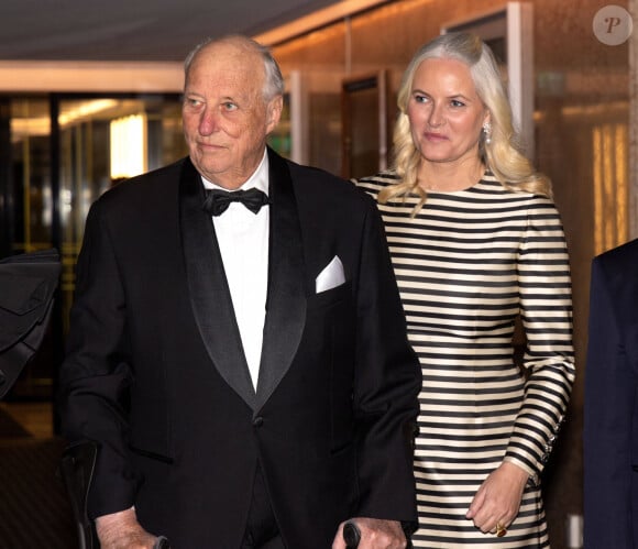 Le roi Harald de Norvège et La princesse Mette Marit de Norvège - La famille royale de Norvège au dîner en l'honneur du prix Nobel de la paix Narges Mohammadi au Grand Hotel à Oslo le 10 décembre 2023. 