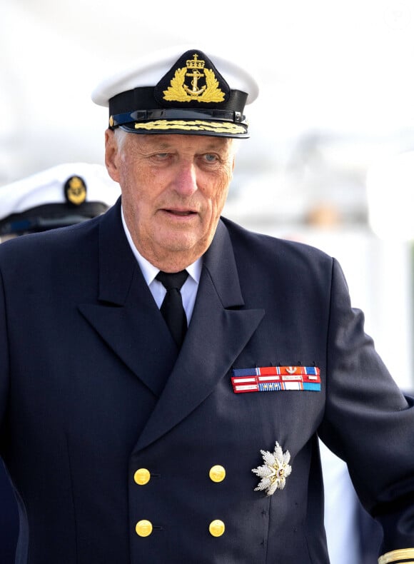 Le roi Harald V de Norvège débarque du navire royal Norge dans le port d'Oslo, Norvège, le 3 octobre 2023.