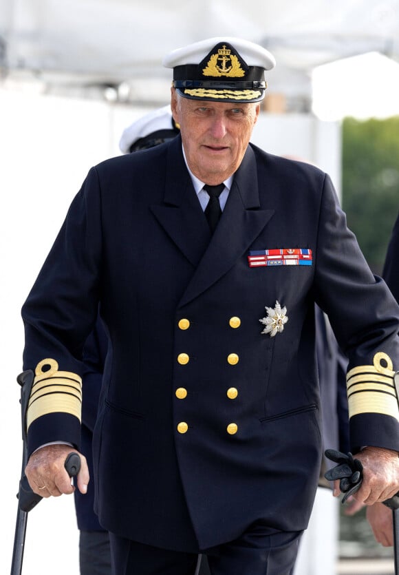 Harald V de Norvège a été hospitalisé pendant ses vacances. 
Le roi Harald V de Norvège débarque du navire royal Norge dans le port d'Oslo, Norvège.