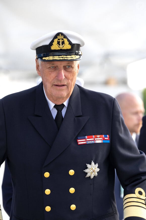 Le roi Harald V de Norvège débarque du navire royal Norge dans le port d'Oslo, Norvège, le 3 octobre 2023.