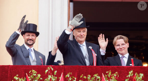 Le prince Haakon de Norvège, le prince Sverre Magnus de Norvège, la princesse Mette-Marit de Norvège, le roi Harald V de Norvège lors de la fête nationale norvégienne au Skaugum Manor à Asker, le 17 mai 2023. 