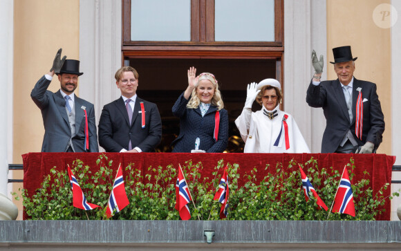 Le prince Haakon de Norvège, le prince Sverre Magnus de Norvège, la princesse Mette-Marit de Norvège, la reine Sonja de Norvège, le roi Harald V de Norvège lors de la fête nationale norvégienne au Skaugum Manor à Asker, le 17 mai 2023. 