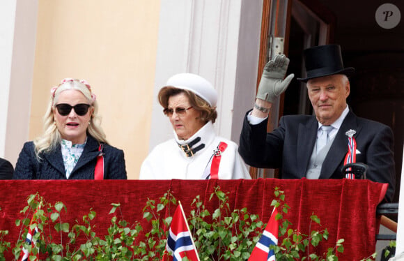 La princesse Mette-Marit de Norvège, la reine Sonja de Norvège, le roi Harald V de Norvège lors de la fête nationale norvégienne au Skaugum Manor à Asker, le 17 mai 2023. 