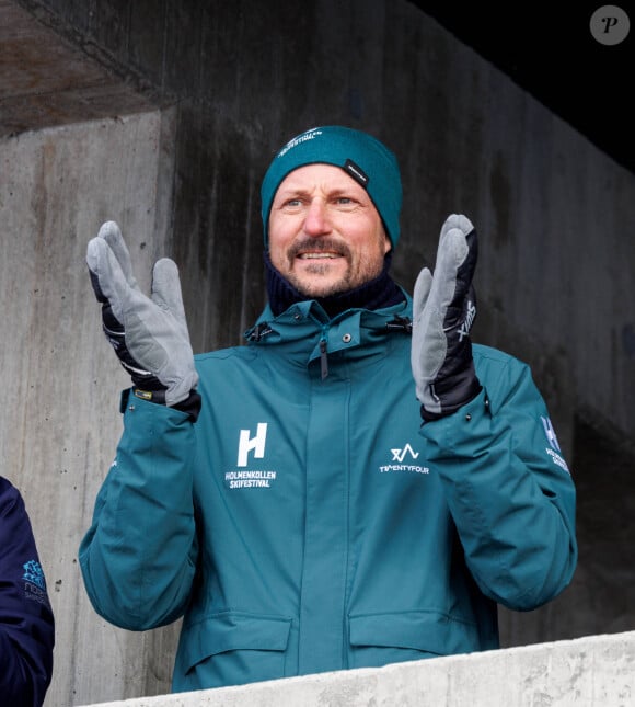 Le roi Harald V de Norvège et le prince Haakon de Norvège assistent à la Coupe du monde de ski nordique Holmenkollen FIS à Oslo, le 12 mars 2023. 
