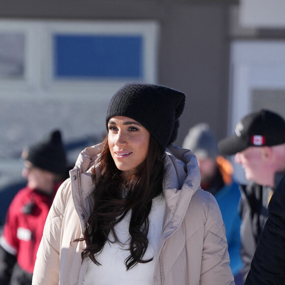 Autre raison d'être heureuse : Meghan Markle a vu un projet avec l'actrice Geena Davis se concrétiser après des semaines d'errance professionnelle
Le prince Harry, duc de Sussex et Meghan Markle, duchesse de Sussex, en visite au camp d'entrainement des athlètes des Invictus Games 2024 à Whistler en Colombie Britannique, le 14 février 2024. 