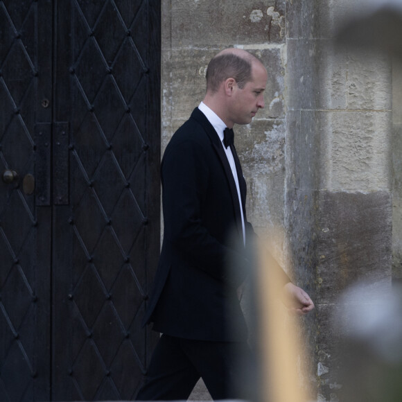 Le prince William, prince de Galles, assiste au mariage de son premier grand amour Rose Farquhar avec George Gemmell à Tetbury dans le Gloucestershire le 18 décembre 2022. 