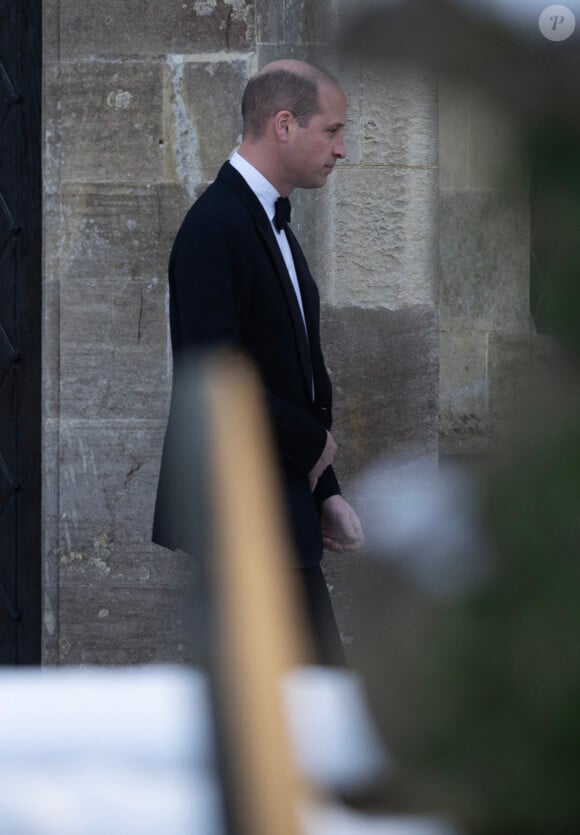 Le prince William, prince de Galles, assiste au mariage de son premier grand amour Rose Farquhar avec George Gemmell à Tetbury dans le Gloucestershire le 18 décembre 2022. 