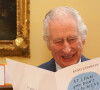 Un homme qu'il connaissait depuis très longtemps.
Le roi Charles III d'Angleterre, lit les messages reçus à Buckingham Palace à Londres, après le diagnostic sur son cancer, le 23 février 2024. 
