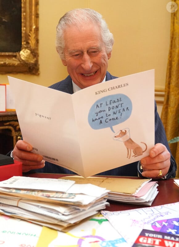 Un homme qu'il connaissait depuis très longtemps.
Le roi Charles III d'Angleterre, lit les messages reçus à Buckingham Palace à Londres, après le diagnostic sur son cancer, le 23 février 2024. 