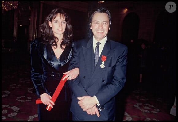 Alain Delon et sa femme Rosalie recevant la médaille de la Légion d'Honneur