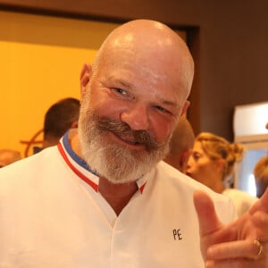 Philippe Etchebest a répondu à un défi lancé par Vincent Moscato
Le chef Philippe Etchebest décline son plat "Signature" en mode street food au sein du Pop Up Club à Bordeaux. Son envie d'investir la street food n'est pas toute neuve et mûrissait depuis un moment. "C'est un projet que j'avais avant le Covid". À force de voyage, le chef a découvert toutes les possibilités de goûter des plats de qualité dans la rue. Alors, le choix de décliner sa célèbre raviole au foie gras et aux champignons s'est imposé à lui, comme une évidence. Sa raviole, Philippe Etchebest l'a fait rayonner aux quatre coins du monde. "Et c'est un plat qui a beaucoup de succès. Alors pourquoi ne pas l'imaginer à emporter, de manière plus ludique ?". Jusqu'alors réservé aux clients du Quatrième Mur, ce plat est désormais à portée de main. Pour cette première expérience autour de la street food, le chef a réinventé l'ensemble des éléments afin de proposer un plat de restaurant à déguster sur le pouce ou à la maison. Pour l'occasion, Philippe Etchebest a pensé à tout le monde. Ainsi, une version végétarienne 100% champignons sera disponible. © Fabien Cottereau / Bestimage 