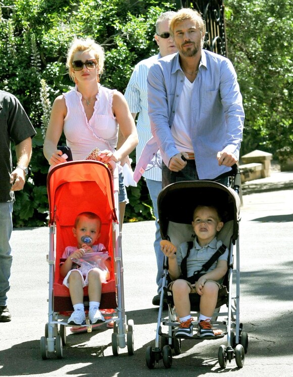 Britney Spears et ses deux fils, accompagné de son amoureux Jason Trawick