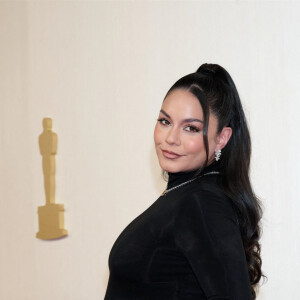 La comédienne était vêtue ce jour-là d'une longue robe noire qui mettait parfaitement en valeur son baby-bump
Vanessa Hudgens - Photocall des invités à la 96ème cérémonie des Oscars au Dolby Theater à Hollywood le 10 mars 2024.