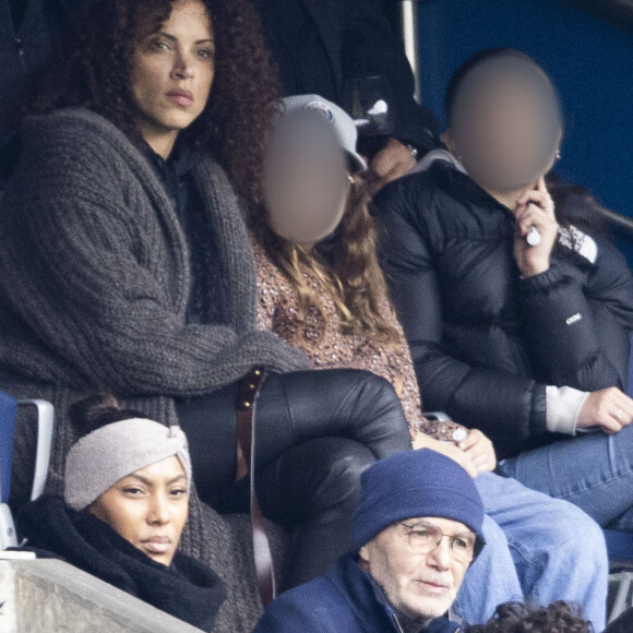 Noémie Lenoir - Personnalités dans les tribunes du match de football en ligue 1 Uber Eats PSG / Reims au Parc des Princes à Paris le 10 mars 2024.