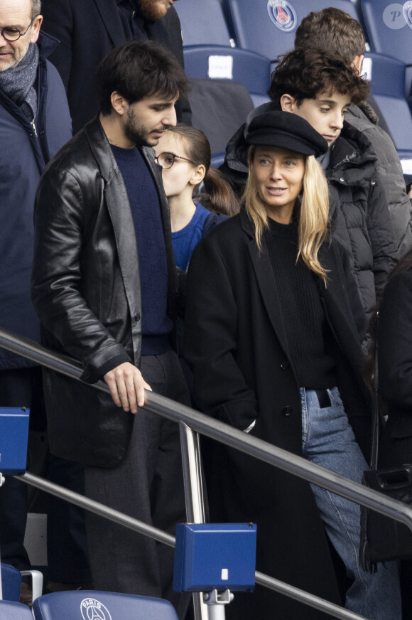 Ben Attal et sa femme Jordane Crantelle - Personnalités dans les tribunes du match de football en ligue 1 Uber Eats PSG / Reims au Parc des Princes à Paris le 10 mars 2024.
