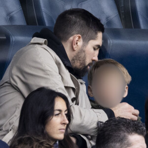 Nikola Karabatic et son fils - Personnalités dans les tribunes du match de football en ligue 1 Uber Eats PSG / Reims au Parc des Princes à Paris le 10 mars 2024.