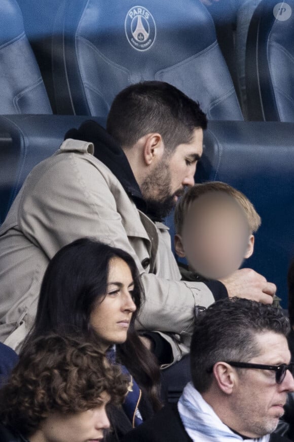 Nikola Karabatic et son fils - Personnalités dans les tribunes du match de football en ligue 1 Uber Eats PSG / Reims au Parc des Princes à Paris le 10 mars 2024.