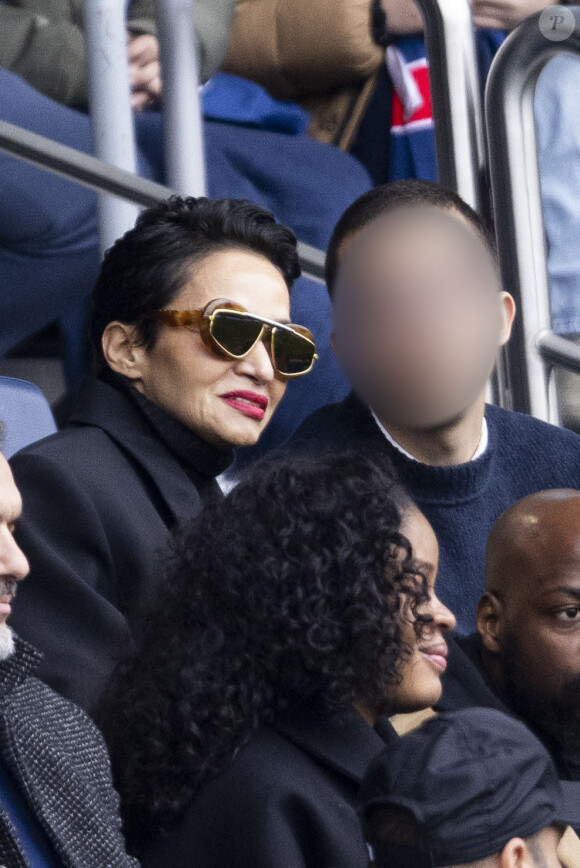 Farida Khelfa - Personnalités dans les tribunes du match de football en ligue 1 Uber Eats PSG / Reims au Parc des Princes à Paris le 10 mars 2024.