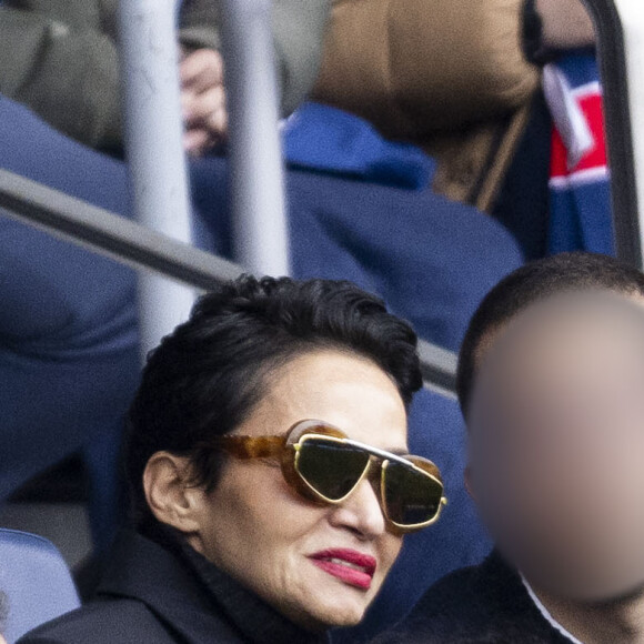 Farida Khelfa - Personnalités dans les tribunes du match de football en ligue 1 Uber Eats PSG / Reims au Parc des Princes à Paris le 10 mars 2024.