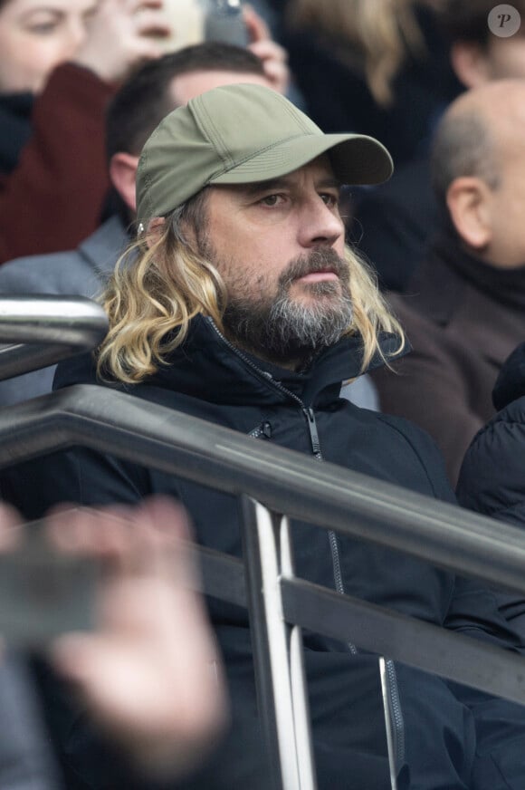 Fred Testot - Personnalités dans les tribunes du match de football en ligue 1 Uber Eats PSG / Reims au Parc des Princes à Paris le 10 mars 2024.