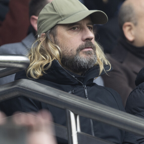 Fred Testot - Personnalités dans les tribunes du match de football en ligue 1 Uber Eats PSG / Reims au Parc des Princes à Paris le 10 mars 2024.