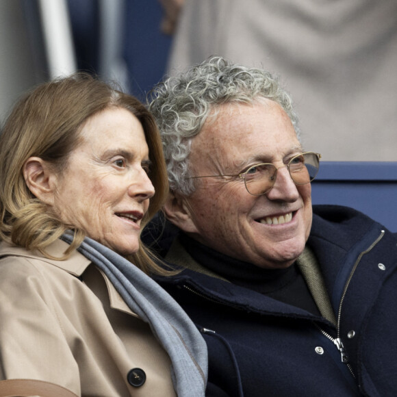 Le journaliste sportif Nelson Monfort était accompagné de sa femme, Dominique pour ce match
 
Nelson Monfort - Personnalités dans les tribunes du match de football en ligue 1 Uber Eats PSG / Reims au Parc des Princes à Paris le 10 mars 2024.