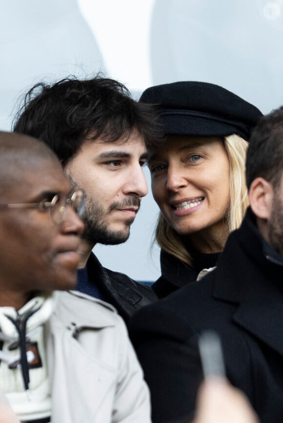 Ben Attal et sa femme Jordane Crantelle - Personnalités dans les tribunes du match de football en ligue 1 Uber Eats PSG / Reims au Parc des Princes à Paris le 10 mars 2024.