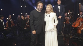 PHOTOS Claire Chazal ultra élégante en total look blanc pour célébrer Edith Piaf avec Chimène Badi, Zaz et Olivia Ruiz