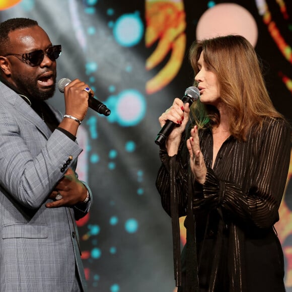 Pour l'occasion, la chanteuse a fait honneur à Dominique Ouattara son amie de longue date et épouse du président de la Côte d'Ivoire, Alassane Ouattara. 
Exclusif - Gims et Carla Bruni-Sarkozy - Dîner de gala organisé par la Fondation "Children of Africa" à l'initiative de Madame D.Ouattara, Première Dame de Côte d'Ivoire et Présidente fondatrice de "Children of Africa" au Sofitel Ivoire à Abidjan. Le 1er Mars 2024 © Dominique Jacovides / Bestimage