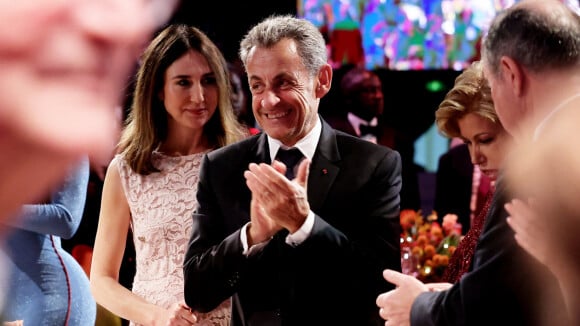 PHOTOS Carla Bruni : Nicolas Sarkozy spectateur transi d'amour pour sa femme, très envoûtante avec Gims