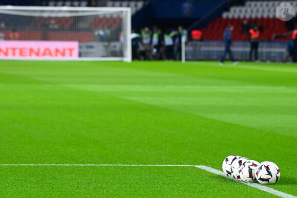 Un ancien footballeur tente de mettre fin à ses jours
 
Illustration ballon lors du match de Ligue 1 Uber Eats "PSG - Strasbourg (2-1)" au Parc Des Princes.