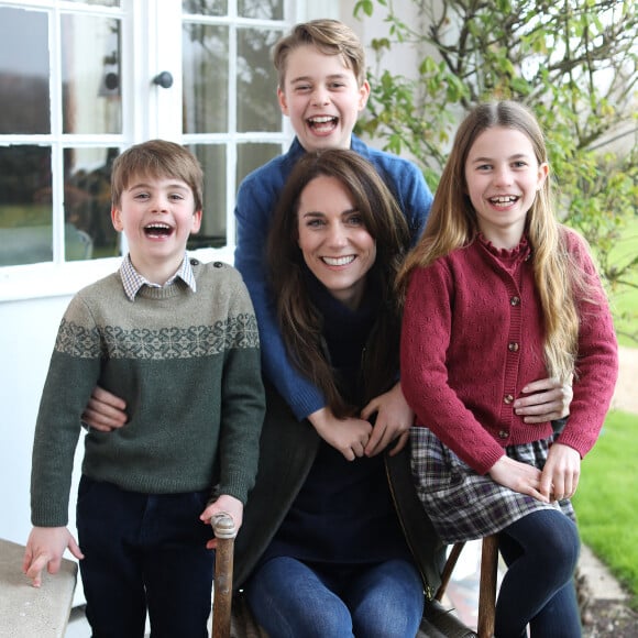 Une photo qui vient donc d'engendrer d'énormes polémiques !
Le prince William a partagé une photographie de la princesse de Galles Catherine Kate Middleton avec ses enfants le 10 mars 2024. © The Prince and Princess of Wales / Julien Burton via Bestimage 