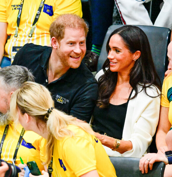 Le prince Harry, duc de Sussex et Meghan Markle, duchesse de Sussex, assistent au match de basket-ball en fauteuil roulant à la Merkur Spiel-Arena lors des Jeux Invictus à Düsseldorf (Allemagne), le 13 septembre 2023. 