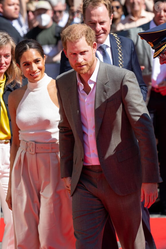 Sur laquelle l'une de ses réponses a été visiblement réinterprétée
Le prince Harry, duc de Sussex et Meghan Markle, duchesse de Sussex, arrivent à l'hôtel de ville pour l'événement Invictus Games Dusseldorf 2023 One Year to Go, à Düsseldorf, Allemagne, le 6 septembre 2022. 