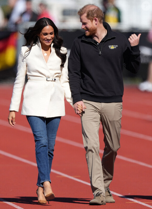 Le prince Harry et Meghan Markle assistent à la finale d'athlétisme, au deuxième jour des Invictus Games 2020 à La Haye, le 17 avril 2022. 