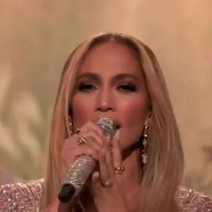 Une annonce qui surprend, à seulement trois mois du début des concerts
Jennifer Lopez accueille sa mère Guadalupe sur scène lors de l'enregistrement du concert caritatif Vax Live à Los Angeles, avant d'interpréter la chanson de Neil Diamond "Sweet Caroline" que sa mère lui chantait comme berceuse en remplaçant le prénom par celui de Jennifer.