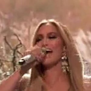 Jennifer Lopez accueille sa mère Guadalupe sur scène lors de l'enregistrement du concert caritatif Vax Live à Los Angeles, avant d'interpréter la chanson de Neil Diamond "Sweet Caroline" que sa mère lui chantait comme berceuse en remplaçant le prénom par celui de Jennifer.