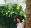 Sensuelle et très naturelle sur un premier cliché, où on la découvre en bikini kaki avec un débardeur blanc, elle a fait sensation sur les réseaux sociaux.
Ilona Smet en vacances aux Maldives, mars 2024.