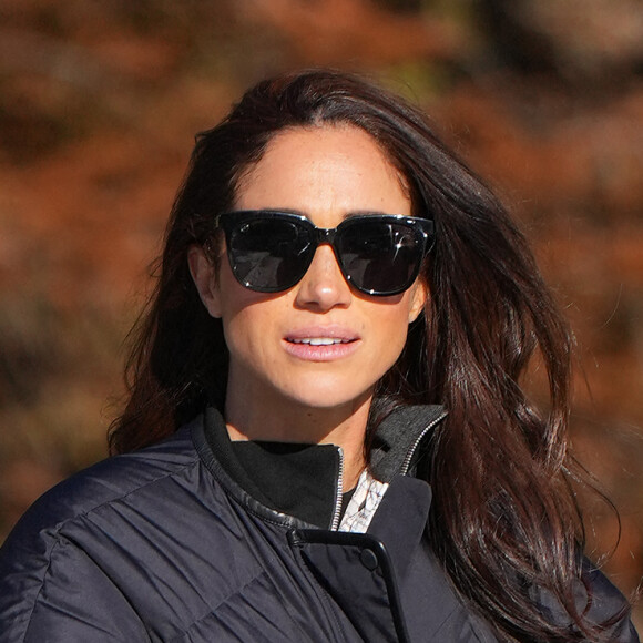 C'est sans sa dulcinée que le duc de Sussex a arpenté les pistes d'Aspen. 
Le prince Harry fait du skeleton sous les yeux de Meghan Markle lors d'une visite au camp d'entrainement des athlètes des Invictus Games 2024 à Whistler en Colombie Britannique le 15 février 2024.
