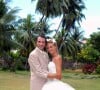 Dans les années 2000, la maman de Chloé (fruit de son amour avec Thomas Jouannet) était la star de la série "Un gars, une fille" sur France 2 aux côtés deJean Dujardin. Tombés amoureux dans la vraie vie, le duo s'était marié le 25 juillet 2009, à Anduze dans le Gard.
Archives - Aux Seychelles, Jean Dujardin et Alexandra Lamy se marient dans la série "Un gars, une fille" le 2 décembre 2002.