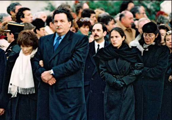 Mazarine et sa mère Anne Pingeot lors des funérailles de François Mitterrand en 1996. En premier-plan, Danielle Mitterrand et son fils Gilbert