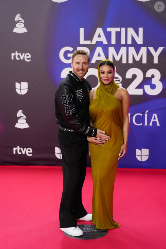 Un bonheur qu'ils savourent tous les deux, comme peut le faire Elvis, le garçon de 20 ans qu'a eu le DJ avec son ex Cathy Guetta
David Guetta et sa compagne Jessica Ledon, enceinte, lors du photocall de la cérémonie des "Latin Grammy Awards 2023" à Séville, le 16 novembre 2023. 