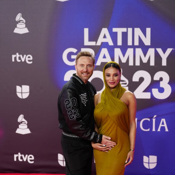 Un bonheur qu'ils savourent tous les deux, comme peut le faire Elvis, le garçon de 20 ans qu'a eu le DJ avec son ex Cathy Guetta
David Guetta et sa compagne Jessica Ledon, enceinte, lors du photocall de la cérémonie des "Latin Grammy Awards 2023" à Séville, le 16 novembre 2023. 