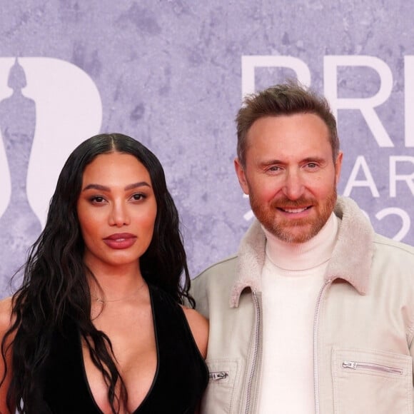 David Guetta et sa compagne Jessica Ledon au photocall de la cérémonie des Brit Awards 2022 à l'O2 Arena à Londres le 8 février 2022.