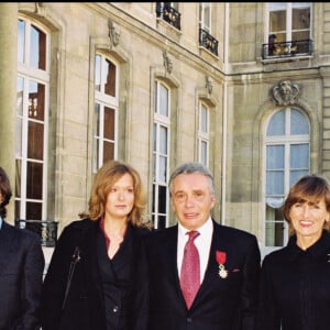 Archives - Légion d'honneur à l'Élysée pour Michel Sardou, en 2001, avec sa femme Anne-Marie Perier, ses enfants Cynthia, Romain et Davy.