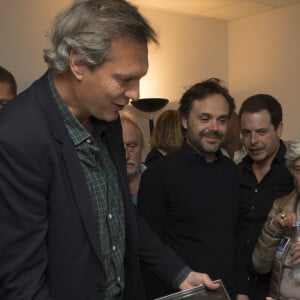 Exclusif - Michel Sardou reçoit son double disque de platine des mains de Olivier Nusse (PDG d'Universal Music France) - People au concert ultime de Michel Sardou pour la dernière date de son spectacle "La dernière danse" à la Seine Musicale à Boulogne-Billancourt le 11 avril 2018. Le chanteur a rassemblé plus de 400 000 spectateurs pour une tournée de 82 concerts. © Pierre Perusseau/Bestimage 