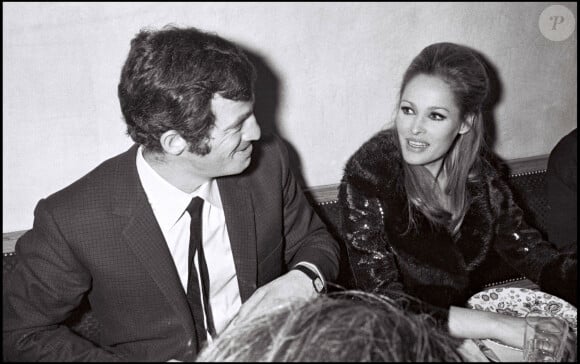 Elle rencontre Jean-Paul Belmondo en 1966 et ensemlble ils vivront une histoire d'amour tumultueuse. 
Archives - Jean-Paul Belmondo et Ursula Andress à Paris lors de la sortie du film "Le Voleur" en 1967