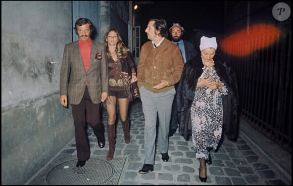 Archives - Jean-Paul Belmondo, Ursula Andress, Jean Rochefort et sa femme Monique Chaumette à Paris lors de la première du film "Les intrus", en 1972